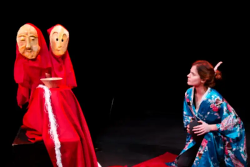 Jizõ transforme Saucats en livre de contes géant pour un voyage poétique