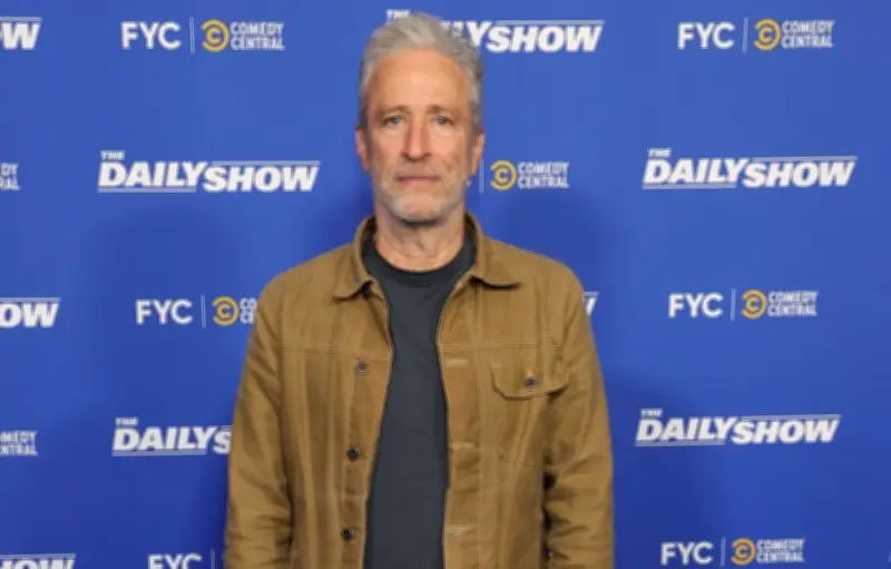 Jon Stewart désamorce la polémique Epstein avec humour sur le Daily Show