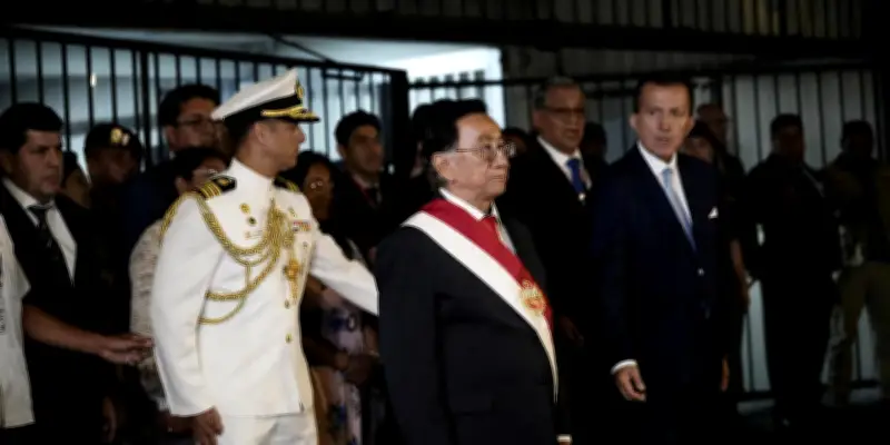 José Maria Balcazar élu président par intérim du Pérou après la destitution de Jeri