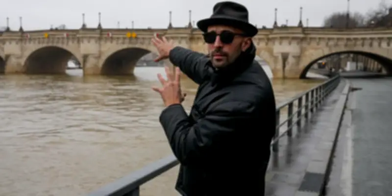 JR et Thomas Bangalter transforment le Pont-Neuf en une caverne sonore à Paris