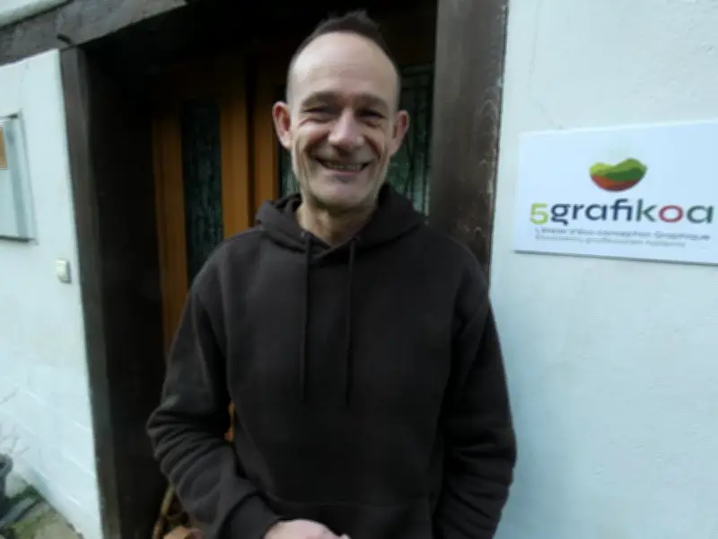 Jérôme May, graphiste écoconcepteur, prépare les municipales depuis Estérençuby