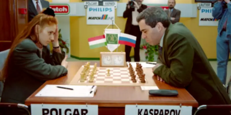 Judit Polgar contre Kasparov : l'épopée des sœurs hongroises aux échecs
