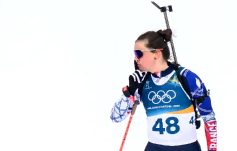 Julia Simon, championne olympique, exprime sa colère envers les médias après son triomphe