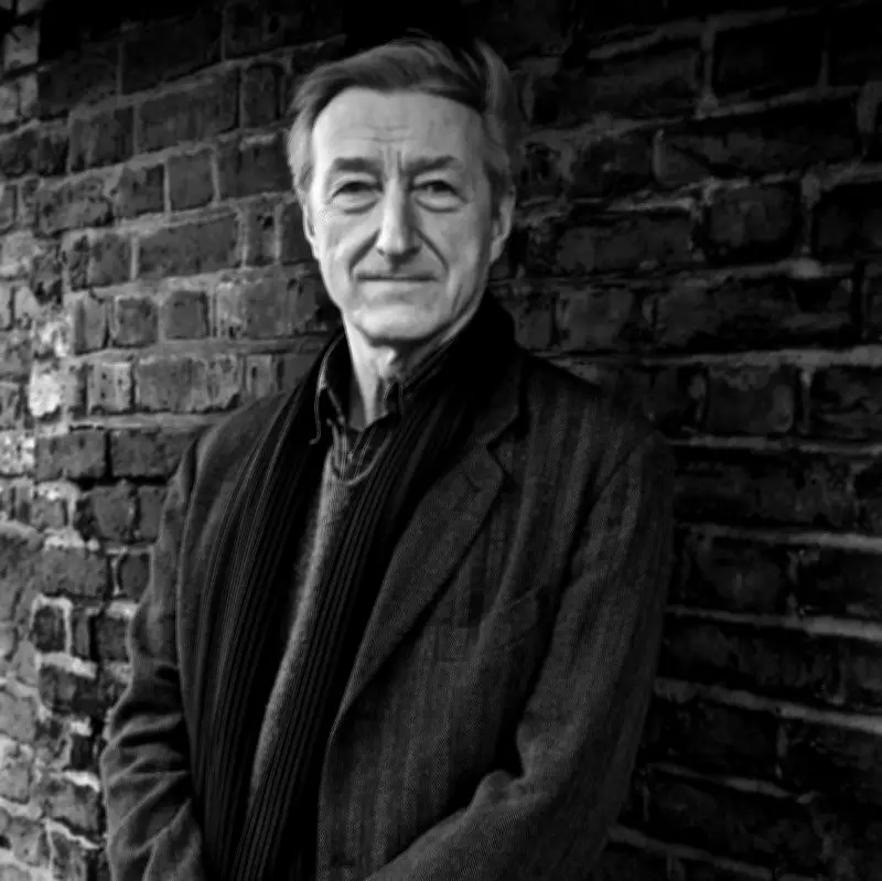 Julian Barnes signe son ultime œuvre avec « Départ(s) », une réflexion sur le temps et la mémoire