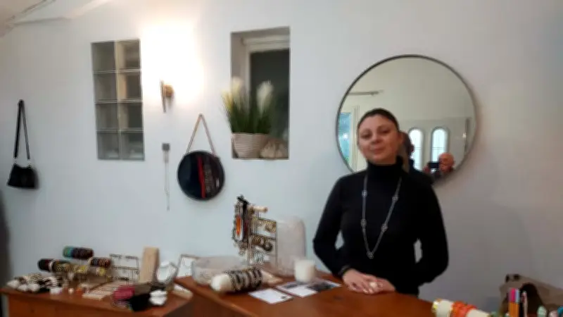 Julie Carmona, 19 ans, ouvre une boutique de mode originale dans un centre équestre à Nîmes