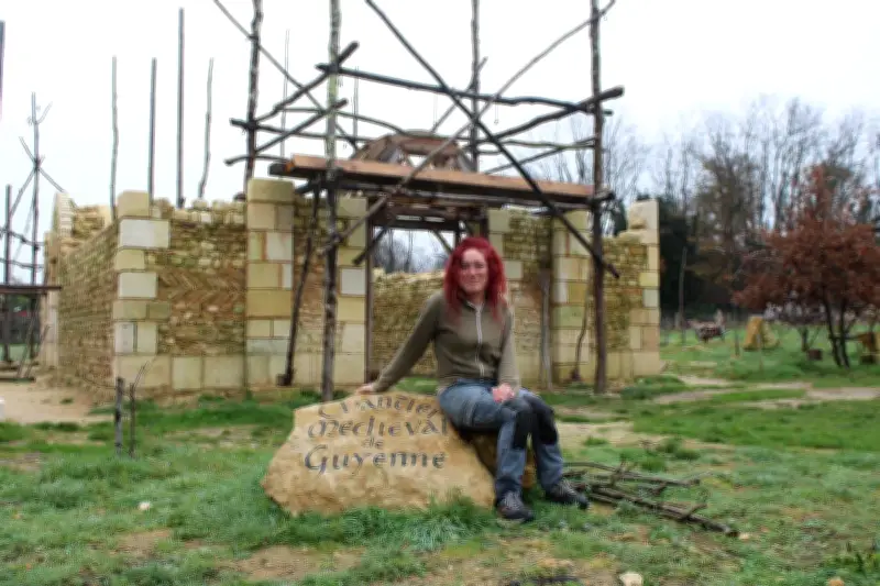 Julie Lapeyre, de l'esthétique à la taille de pierre sur un chantier médiéval