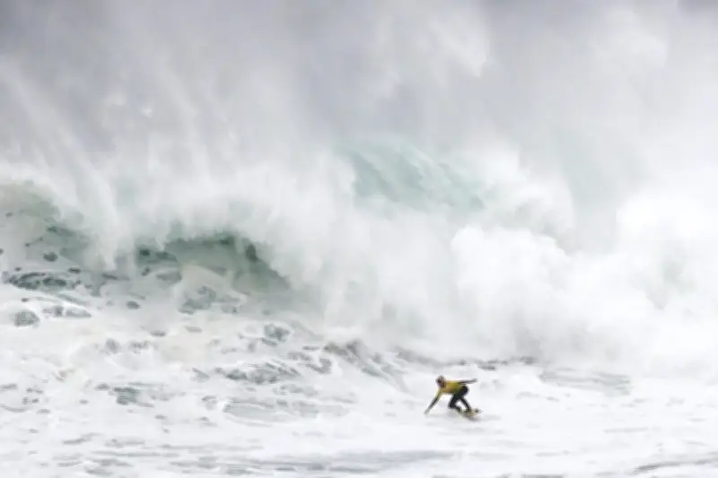 Justine Dupont, surfeuse de grosses vagues, se fracture une vertèbre au Mexique