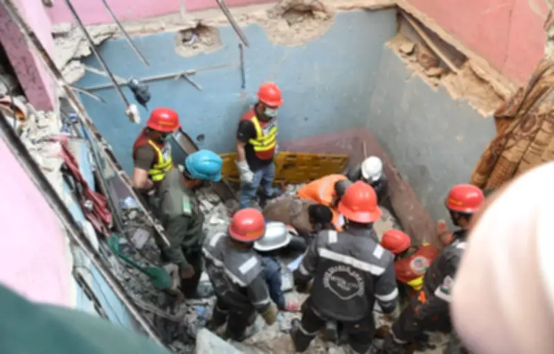 Karachi : un immeuble s'effondre après une explosion, au moins 16 morts