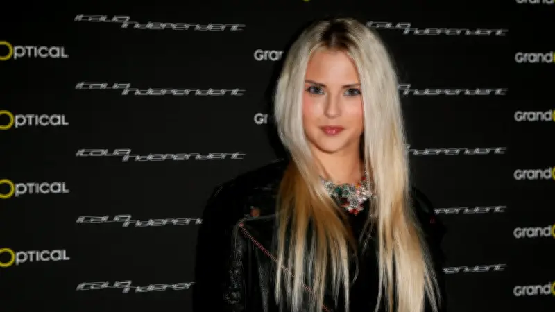 Kelly Vedovelli annonce sa grossesse sur Instagram : l'ancienne chroniqueuse de TPMP dévoile son ventre rond