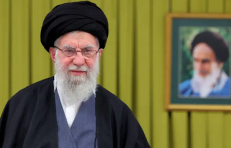 Khamenei menace de couler le porte-avions américain dans le Golfe
