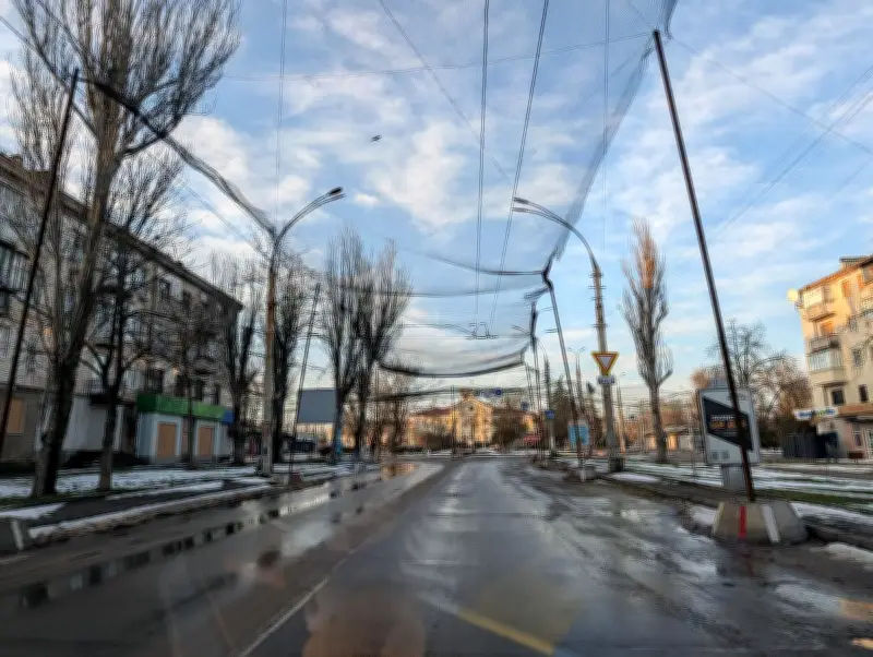 Kherson sous la menace des drones russes : les filets bretons comme bouclier urbain