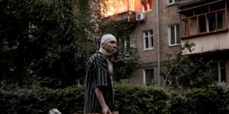 Kiev 2025 : un homme et son tabouret face aux ruines après une attaque russe