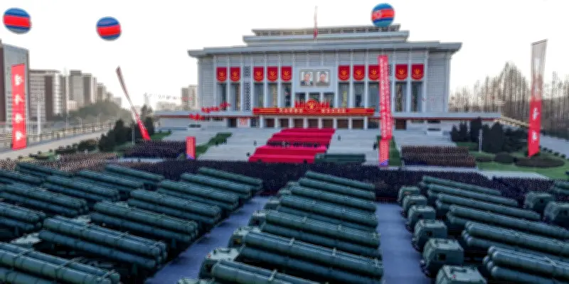 Kim Jong-un dévoile un lance-missiles nucléaire lors d'une cérémonie officielle