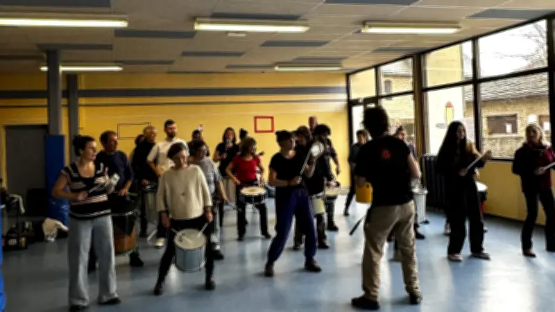 La batucada Santudobem réunit les territoires autour des percussions afro-brésiliennes