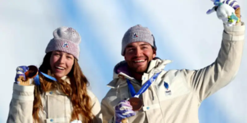 Léa Casta et Loan Bozzolo décrochent le bronze en snowboardcross par équipes mixtes