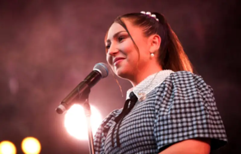 La chanteuse Linh contrainte au silence après une extinction de voix en concert