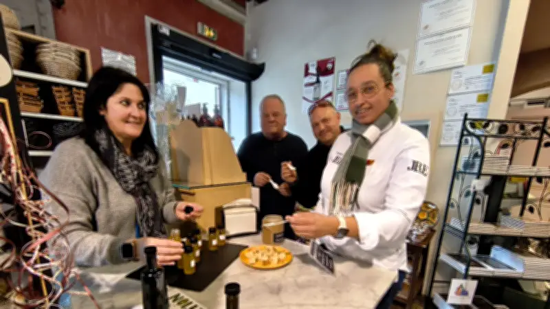 La cheffe Pricillia Lebon déguste les huiles d'olive de la coopérative de Clermont