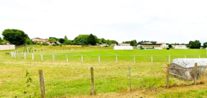 La commune lance un projet de terrain de foot 5 synthétique pour dynamiser le sport local