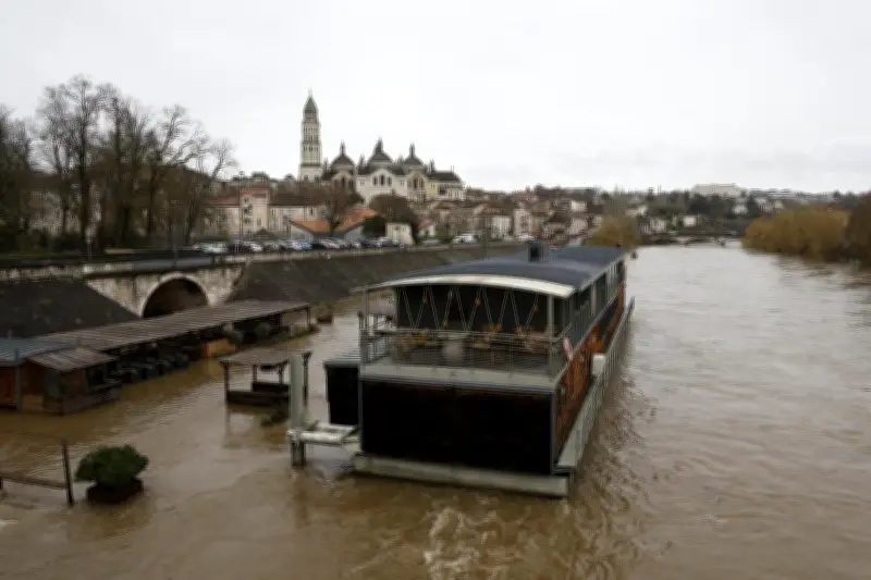 La crue de l'Isle se stabilise à Périgueux, vigilance orange maintenue