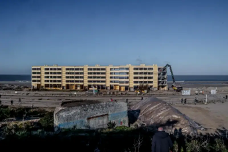La démolition du Signal à Soulac-sur-Mer, symbole de l'érosion marine, en images