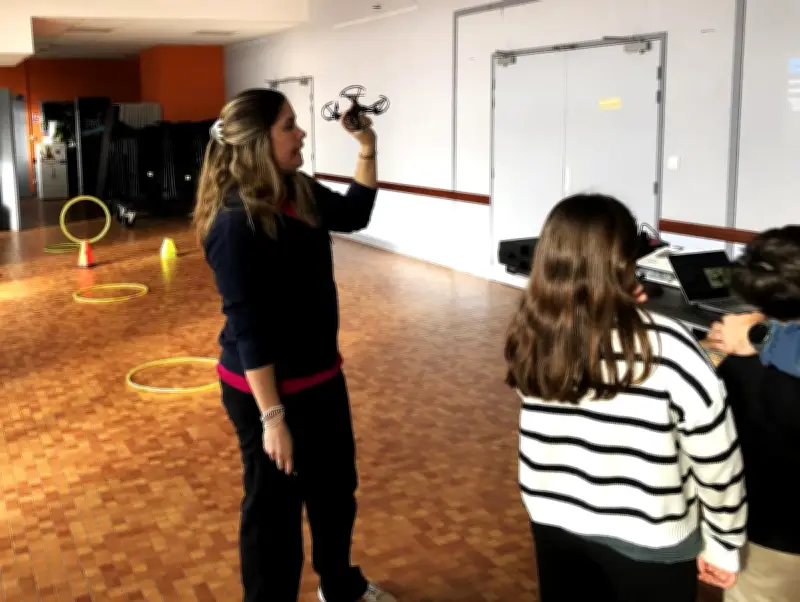 La Fabrique d'étoiles initie les jeunes au pilotage de drones avec Cap Sciences