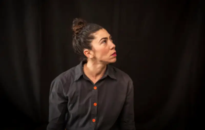 La Famille vient en mangeant : un spectacle poignant sur les liens familiaux