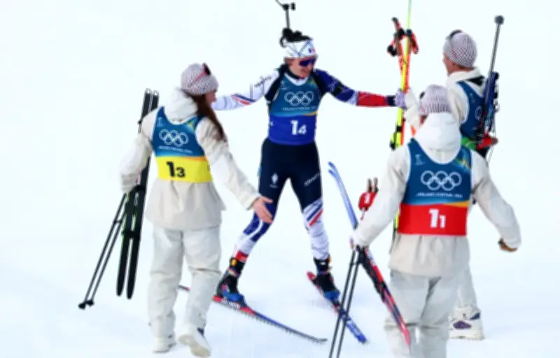 La France décroche l'or olympique en relais mixte de biathlon aux JO 2026