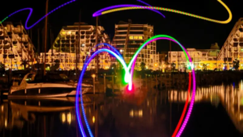 La Grande-Motte invite à une visite nocturne de light painting avec Caroline Geolle