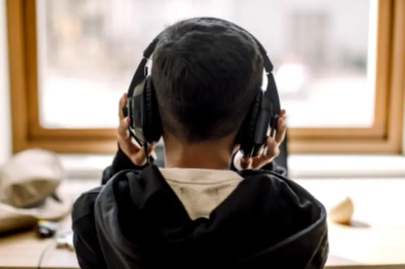 La HAS rejette la psychanalyse pour l'autisme, exigeant des preuves scientifiques