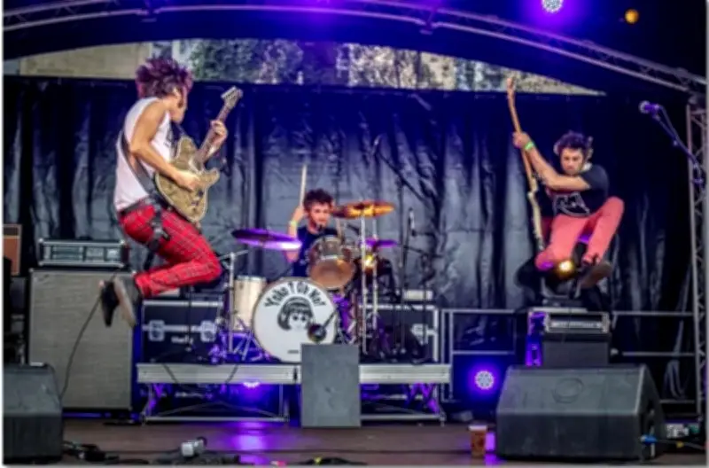 La médiathèque d'Aire-sur-l'Adour célèbre fanzines et rock avec exposition et concert