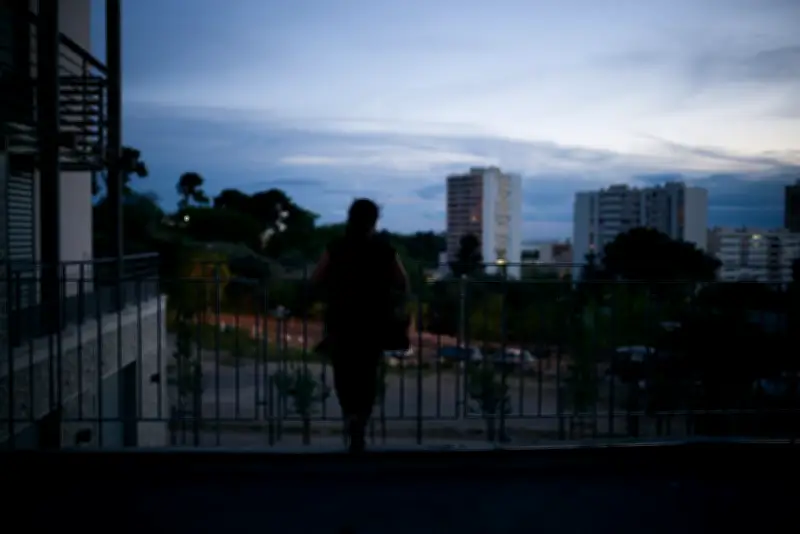 La Nuit Bleue : un roman poignant sur l'amour impossible dans les quartiers nord de Marseille