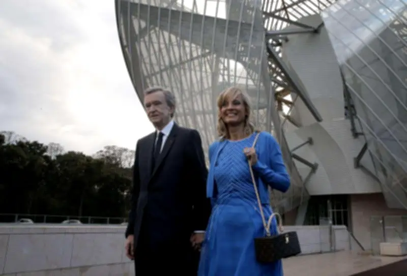 La photo de famille retouchée d'Hélène Mercier-Arnault pour l'émission « Sept à huit »