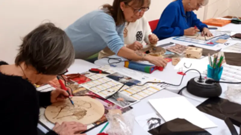 La pyrogravure révélée lors d'ateliers captivants à la médiathèque de Teyran