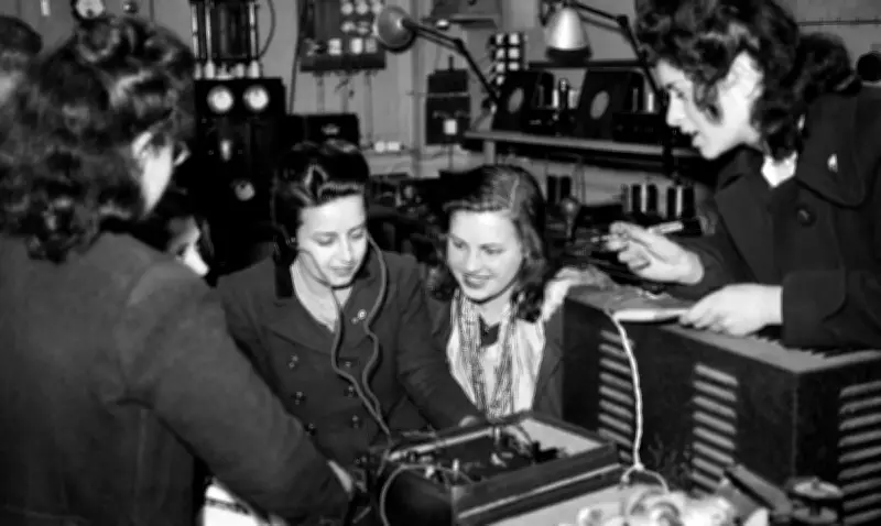 La radio, une histoire française : des ondes hertziennes à la révolution numérique