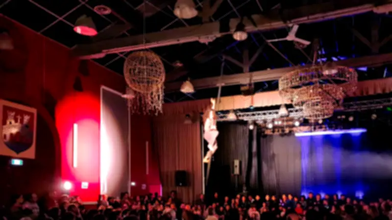 La 'Sacrée Soirée' des Fortiches envoûte Sommières avec un spectacle de cirque complet