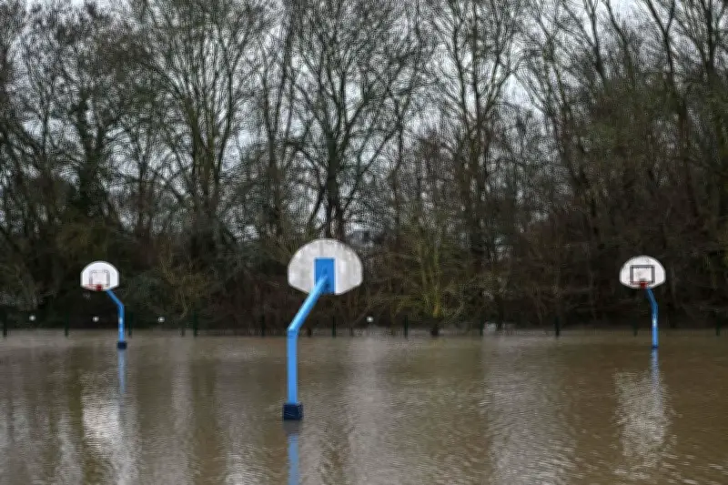 La vague peut déferler à tout moment au sud : des centaines d'habitants retiennent leur souffle