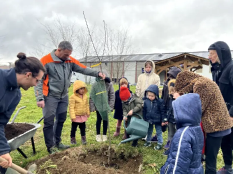 La véloroute d'Ossau s'embellit avec des arbres fruitiers plantés par les enfants