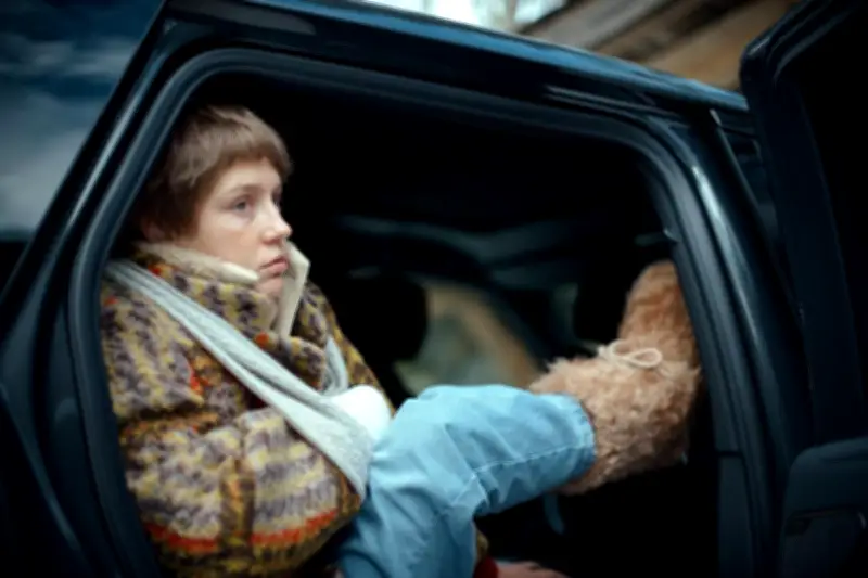 « L’Accident de piano » de Dupieux : une charge désespérée contre les réseaux sociaux