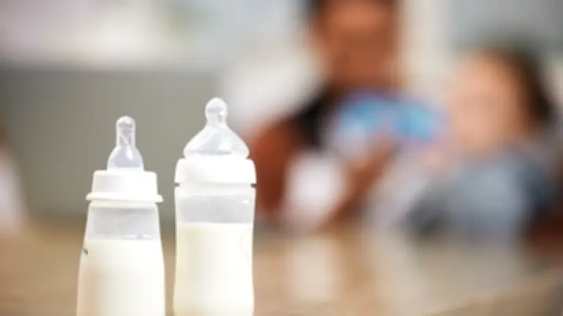 Lait infantile contaminé : 24 familles portent plainte contre l'État et les industriels