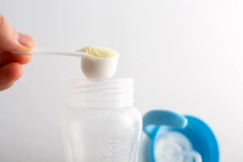 Laits infantiles contaminés : un troisième décès signalé par le ministère de la Santé