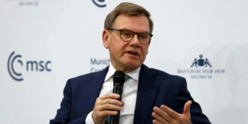 L'Allemagne critique les efforts de défense de la France et rejette les euro-obligations