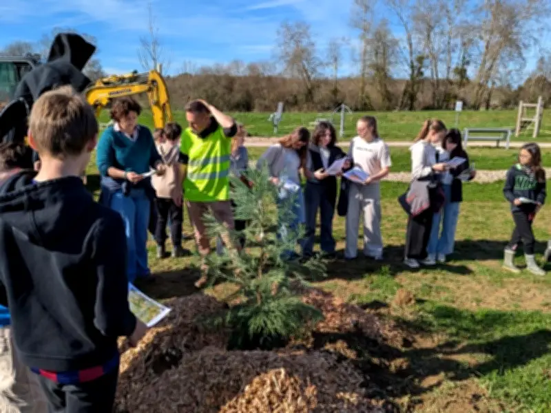 Lanouaille lance son arboretum avec des plantations participatives à la plaine des sports