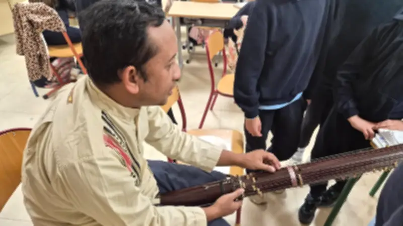 L'artiste Tinah initie les écoliers de La Grande-Motte au valiha malgache