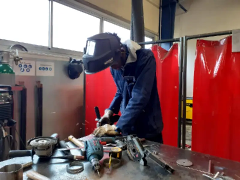 L'école de production Fer ensemble à Châteaubernard forme 25 jeunes aux métiers de la chaudronnerie