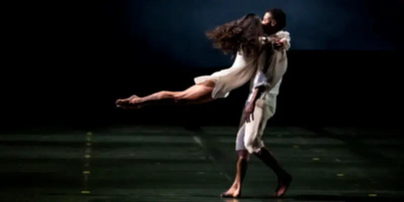 Le baiser volant du ballet 'Le Parc' de Preljocaj éblouit le Palais Garnier