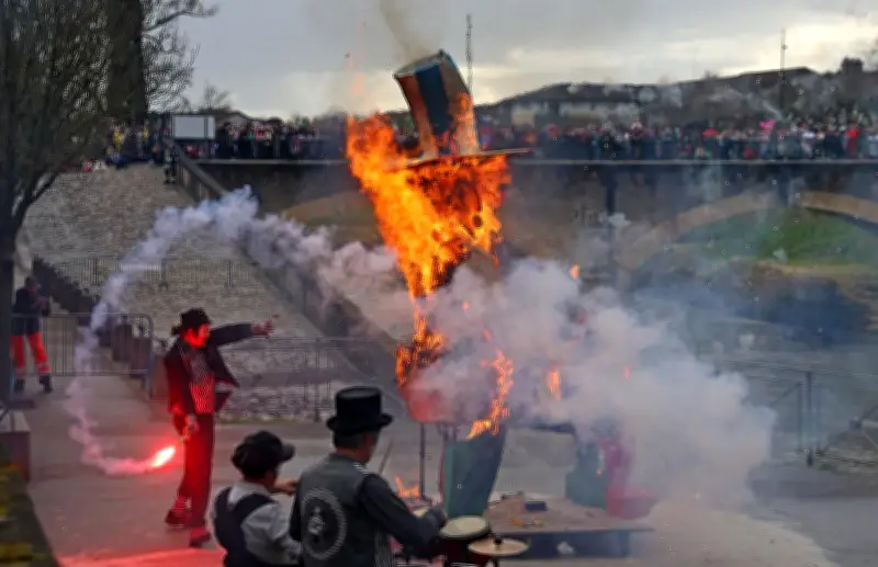 Le Carnaval de Mont-de-Marsan triomphe malgré la pluie avec un voyage dans le temps