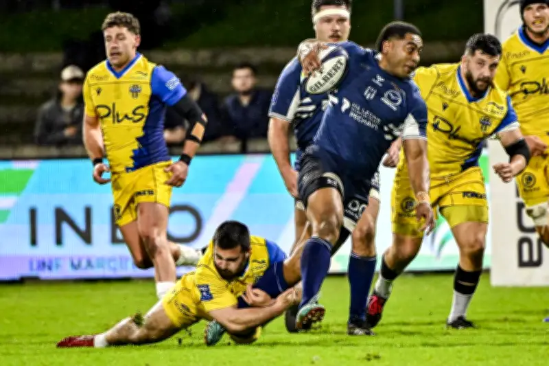 Le centre fidjien Kolinio Ramoka suspendu trois semaines après carton orange