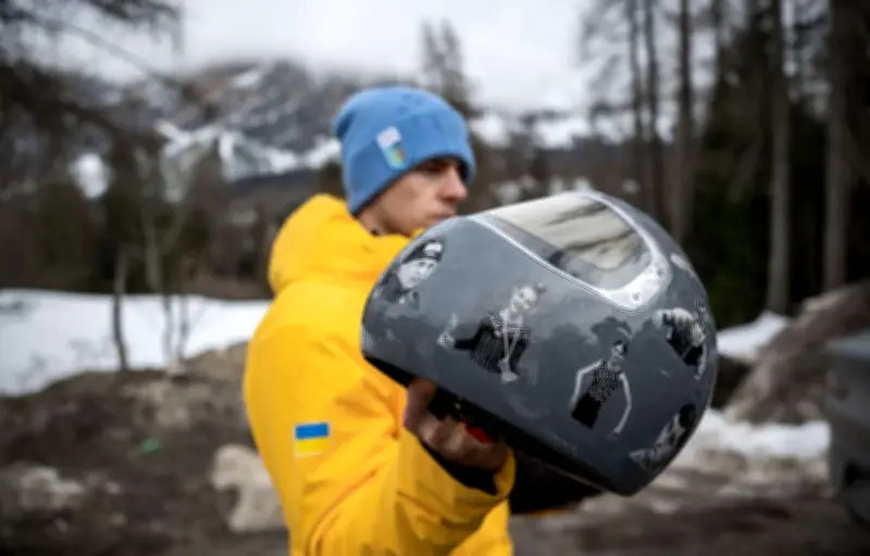 Le CIO disqualifie un skeletoneur ukrainien pour un casque politique, suscitant un tollé