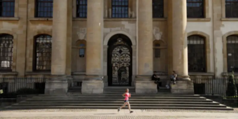 Le gouvernement Starmer s'aliène les jeunes avec la réforme des prêts étudiants