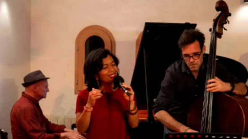 Le Jinja trio enchante Murviel-lès-Montpellier avec son spectacle amoureux